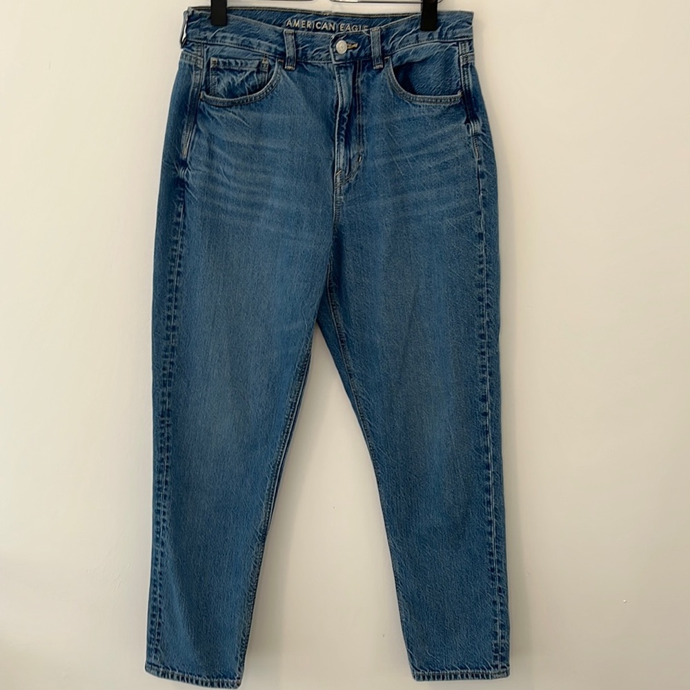 American Eagle ‘Mom Jean’ High Waisted Medium Wash Size 6